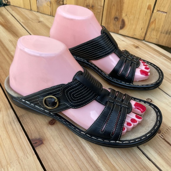 Clarks Black Sandals with Chunky Sole and Woven Straps - Picture 2 of 5